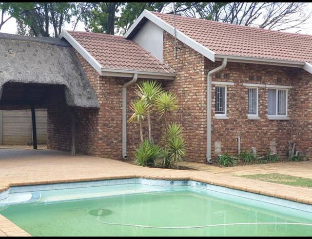 3 BEDROOM HOUSE FOR SALE IN VANDERBIJLPARK SW 2